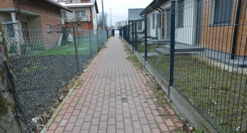 Dlaczego, mimo złożonej 2 lata temu obietnicy, sprawa nierówności na trakcie pieszym stanowiącym dogodny skrót z ulic Słowackiego i Kopernika do Mickiewicza i odwrotnie nie została załatwiona? – pytają mieszkańcy.