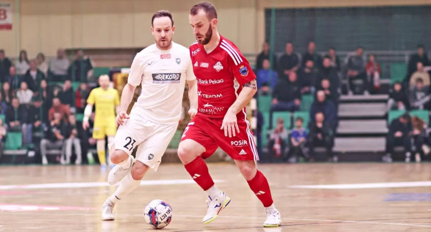 Zarówno Sebastian Pawlak (z prawej), jak i jego koledzy z drużyny takich spotkań jak w Gliwicach muszą rozgrywać jak najwięcej. Bo gdziec uczyć się wielkiego futsalu jak nie od takich ekip jak bardzo utytułowany Piast Futsal Gliwice? Fot. Grzegorz Gajdzik