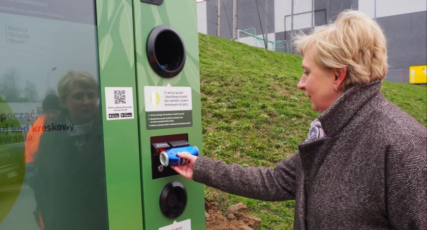 Automat po przyjęciu opróżnionych z napojów pojemników zgniata je, w ten sposób przygotowując częściowo sprasowany surowiec. Przyjmuje też nakrętki./ FOT. UM Jarosławia