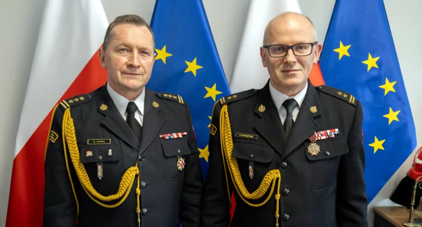Przeworszczanin st. bryg. Dariusz Homa (z lewej) w Komendzie Powiatowej PSP w Przeworsku służył od 2015 roku – najpierw jako zastępca komendanta powiatowego, a potem dowódca Jednostki Ratowniczo-Gaśniczej. Niedawno powierzono mu funkcję zastępcy podkarpackiego komendanta wojewódzkiego PSP./ FOT. KG PSP