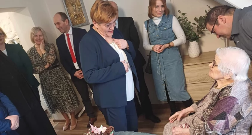 Pani Aniela celebrowała jubileusz 100. urodzin, przyjmując upominki, kwiaty i serdeczne życzenia./ FOT. UG Stubno