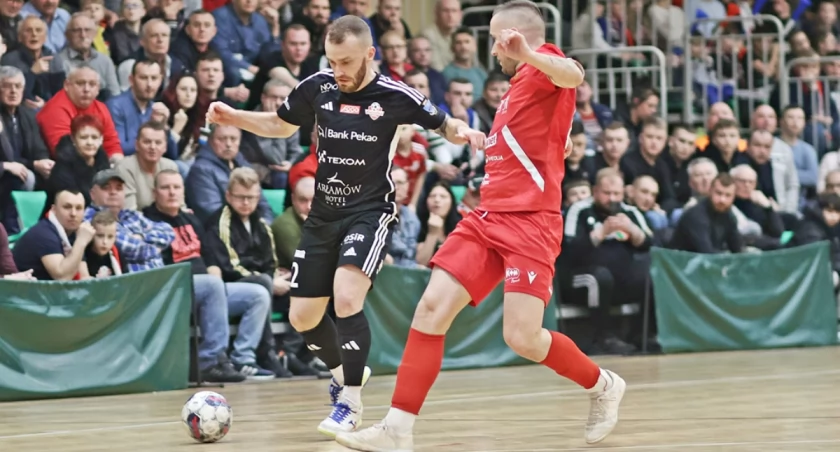 Sebastian Pawlak (z lewej) strzelił swoją 10. bramkę w FOGO Ekstraklasie. Zrównał się z najskuteczniejszym do tej pory zawodnikiem Eurobusu Mateuszem Wanatem. Fot. Grzegorz Gajdzik