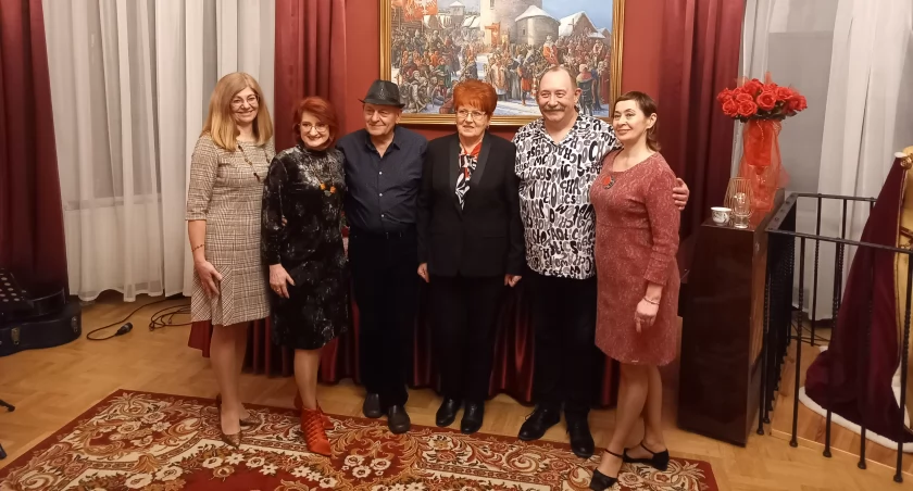 Goście i gospodarze poetycko-muzycznego wydarzenia na wspólnym zdjęciu.