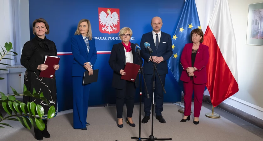 Podczas konferencji prasowej wojewoda podkarpacki Teresa Kubas-Hul (trzecia z lewej) poinformowała, że dotacja z rządowego programu „Posiłek w szkole i w domu” trafi do wszystkich 160 gmin na Podkarpaciu. Fot. PUW Rzeszów