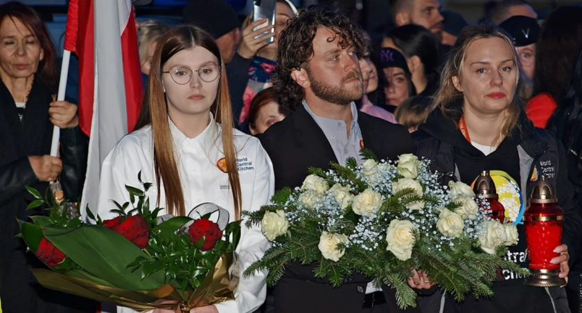 W Zaułku Wolontariuszy, tuż obok Dworca Głównego PKP, kilkaset osób oddało Damianowi należny hołd. Fot. Mariusz Godos