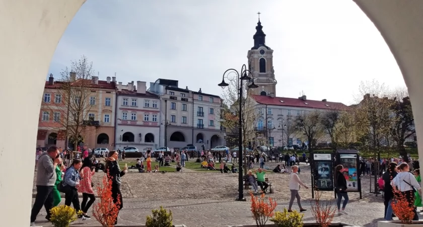 Setki osób pojawiło się na przemyskim Rynku w dzisiejsze popołudnie. Fot. Mariusz Godos