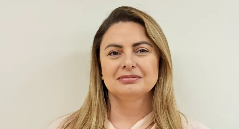 Monika Bartnik, prezes jarosławskiej Fundacji Mukohelp, nominowana przez kapitułę projektu „Liderka – Lider Lokalny” w kategorii „zdrowie”, każdego dnia udowadnia, że nawet w najtrudniejszych chwilach można odnaleźć siłę do zmiany świata. Jej historia może być inspiracją dla innych, by dążyć do sukcesu z myślą o ludziach i ich potrzebach.