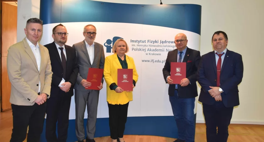 Umowę o wzajemnej współpracy w murach krakowskiego oddziału PAN parafowali – ze strony powiatu starosta Zenon Swatek i wicestarosta Barbara Broź, a ze strony instytutu jego dyrektor – prof. dr hab. Tadeusz Lesiak. W wizycie wzięli też udział dyrektor lubaczowskiego liceum Marek Chmiel oraz naczelnik wydziału oświaty i spraw Społecznych Mariusz Pieróg.