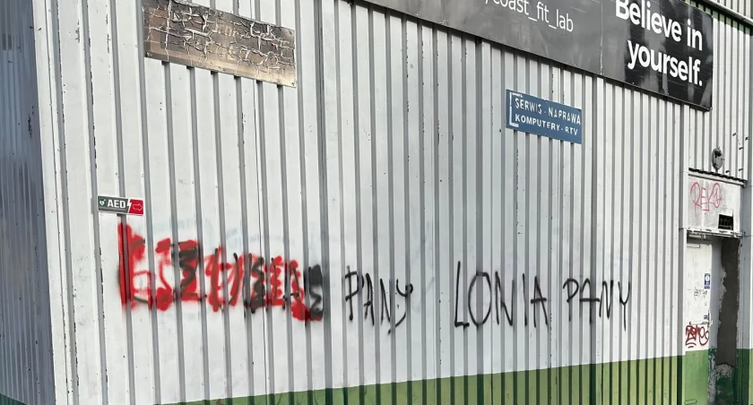 Na osiedlu Kmiecie na każdym kroku straszy zamalowany blok, śmietnik lub szyld reklamowy. Jak sugeruje jeden z mieszkańców, to bez wątpienia wojna lokalnych pseudokibiców, którzy obrażają swoje kluby nawzajem./ FOT. ZW