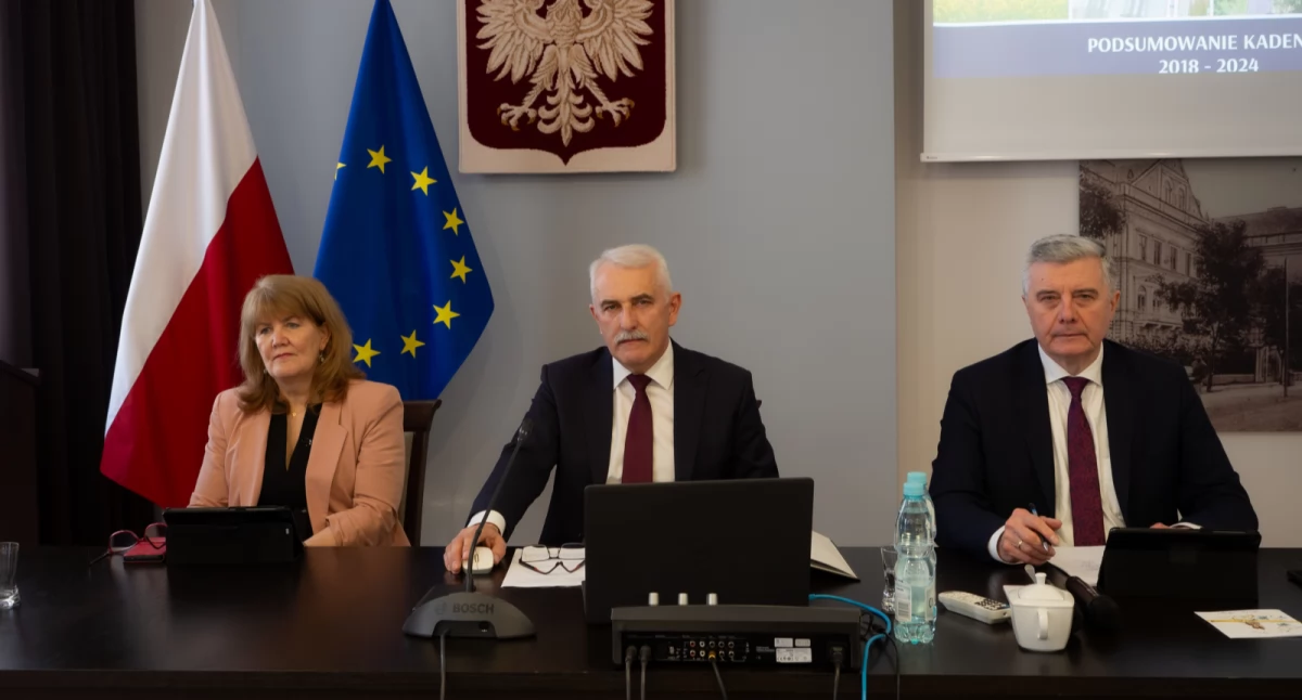 Studząc emocje, przewodniczący rady powiatu Marian Fedor (w środku) zauważył, że decyzję podejmie organ nadzoru, który może nie przyjąć argumentacji rady./ FOT. I. Rogus