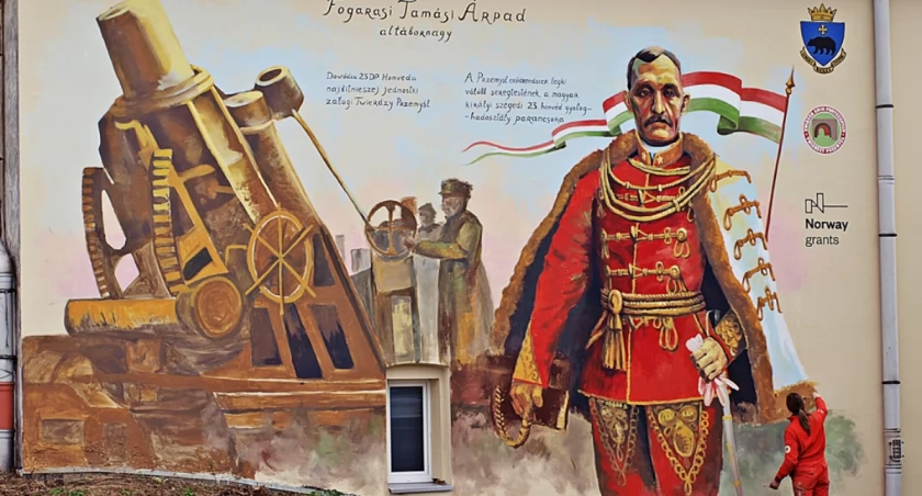 Mural na bocznej ścianie kamienicy przy ul. Chrobrego 58 w Przemyślu przedstawia węgierskiego generała 23. Dywizji Piechoty Arpáda Tamásy von Fogarasniego, który bronił przemyskiej twierdzy w czasie II oblężenia. Fot. Mariusz Godos