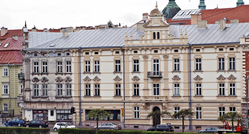 Wspólnota Mieszkaniowa Kościuszki 7 – Piłsudskiego 1 w Przemyślu może kontynuować prace budowlano-konserwatorskie przy elewacji północnej pięknej, narożnej kamienicy z 1892 r. Fot. Mariusz Godos
