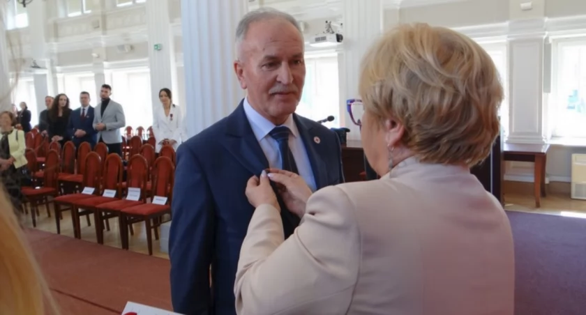 Nikt bardziej nie zasłużył na prestiżową odznakę honorową „Za zasługi dla ochrony zdrowia” jak Zdzisław Wójcik. Gratulujemy! Fot. PUW Rzeszów