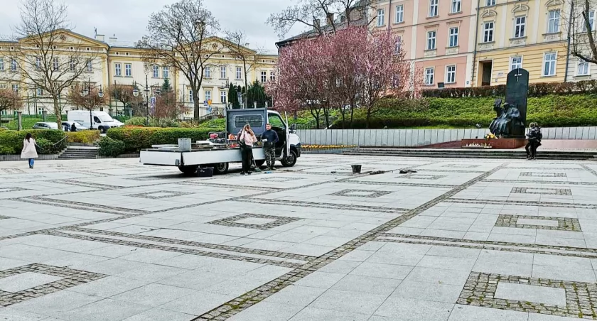 Musiał minąć prawie rok, aby firma „Robland” z Leszna naprawiła zniszczony przez koło widokowe fragment nawierzchni placu Niepodległości w Przemyślu. Fot. zbiory własne