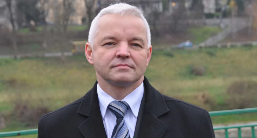 – W gazetce pojawia się także swoisty sen o potędze, czyli powstaniu największego terytorialnie miasta na Podkarpaciu! Miasta większego nawet od Rzeszowa. Jakoś nie widzę z tego korzyści dla mieszkańców naszej gminy. Nie będzie z tego żadnej korzyści, nawet wizerunkowej – powiedział były wójt gminy wiejskiej Przemyśl Andrzej Huk. Fot. zbiory własne