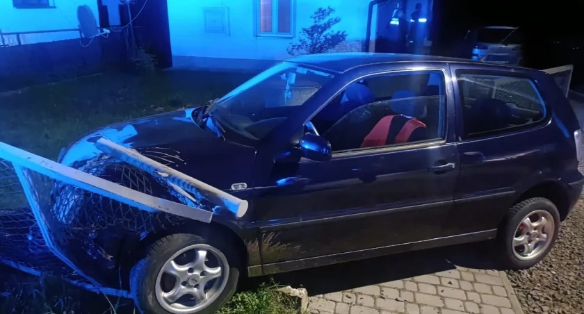 38-latek wypadł z jezdni i wjechał w ogrodzenie posesji. / FOT. KPP w Jaśle