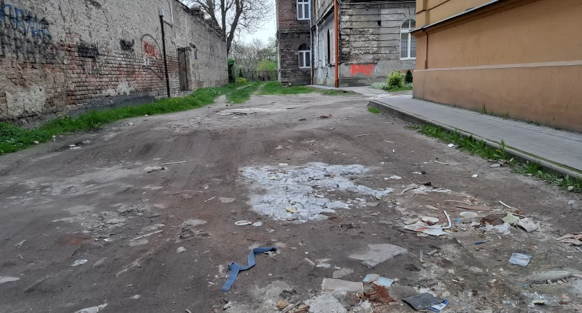 Prowadzący na podwórze i do bramy wejściowej kamienicy wjazd jest w tak w fatalnym stanie, że mieszkańcy mają już problem z przejechaniem swoimi samochodami, po z łatwością można się zawiesić na nierównościach. / FOT. U. Gielo