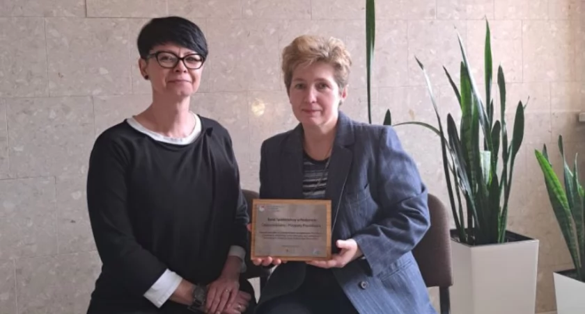 Na zdjeciu prezes Banku Spółdzielczego w Radymnie Alicja Rocińska oraz Anna Puzio – koordynatorka procesu wdrażania PPK w placówce z przyznanym wyróżnieniem. / FOT. ZW