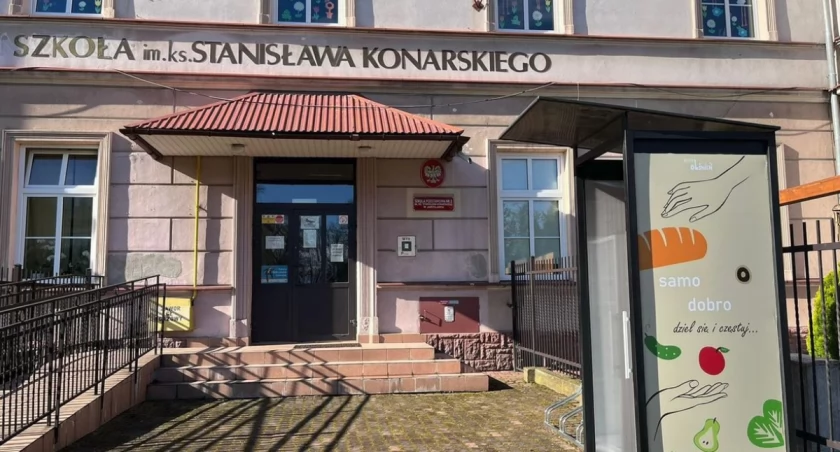 Lodówki dobra w sześciu dodatkowych lokalizacjach to dla mieszkańców duża wygoda. Nie trzeba będzie jechać daleko, by zostawić w nich jedzenie, którego nie potrzebujemy lub nie jesteśmy w stanie przejeść./ FOT. UM Jarosław