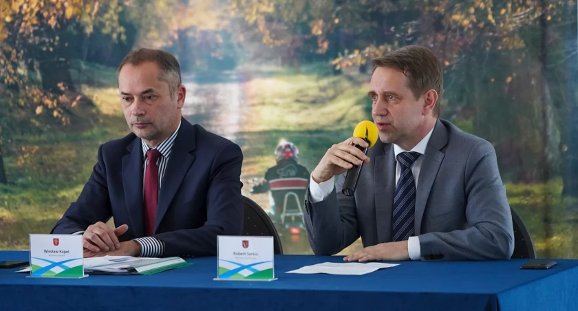 Wójt gminy Horyniec-Zdrój Robert Serkis (z prawej) oraz wójt gminy Lubaczów Wiesław Kapel podkreślili znaczenie marki Roztocze na turystycznej mapie Podkarpacia. Pierwszy z wymienionych mówił też o ambicjach Roztocza, które chce się stać najlepiej przygotowanym obszarem w województwie do uprawiania turystyki rowerowej./ FOT. Urząd Marszałkowski Województwa Podkarpackiego