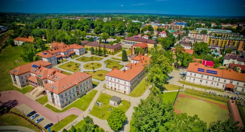 Budynek akademika jarosławskiej uczelni przy ul. Czarnieckiego zlokalizowany jest w bezpośrednim otoczeniu zespołu budynków akademickich. Ma już swoje lata. Po pierwszym etapie przebudowy, władze PANS zdecydowały się na kolejny, który obejmie tym razem prace wewnątrz zabytkowego obiektu. / FOT. PANS Jarosław