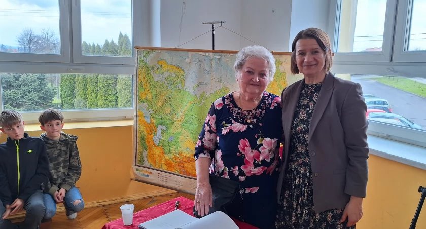 Była prezes Związku Sybiraków III RP Krystyna Zwierkowska z dyrektor SP w Buszkowicach Barbarą Kropieniewicz./ FOT. ZW