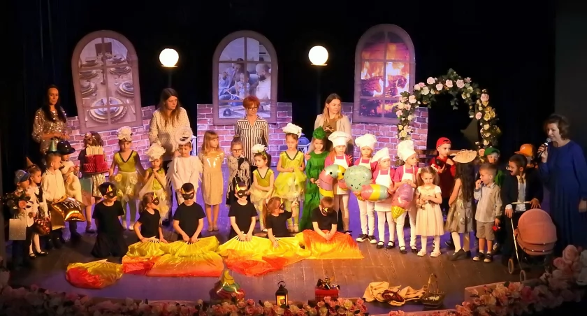 Niezwykłe widowisko teatralno-muzyczne w wykonaniu przedszkolaków, ze specjalnym udziałem sopranistki Renaty Johnson-Wojtowicz, dostarczyło widzom wielu wzruszeń./ FOT. ze zbiorów własnych