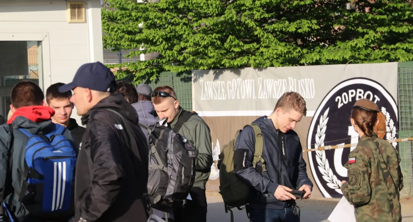 12 kwietnia br. w koszarach w Jarosławiu stawiło się 117 ochotników z trzech powiatów: przemyskiego, jarosławskiego, lubaczowskiego oraz z miasta Przemyśla. To najliczniejszy w krótkiej historii przemyskiej formacji nabór rekrutów. Fot. 20 PBOT