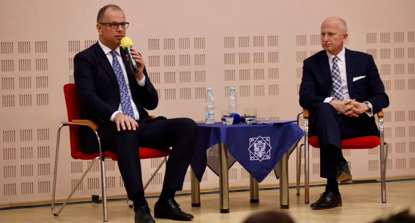 Prezydent Wojciech Bakun i Tomasz Dziumak podczas debaty zadali sobie po dwa pytania. Dotyczyły one m.in. poszerzenia granic miasta, pomysłów na jego rozwój, skuteczności ich realizowania, brudnej kampanii (obaj przekonywali, że to strona przeciwna ją prowadziła)./Zdjęcia: Grzegorz Gajdzik