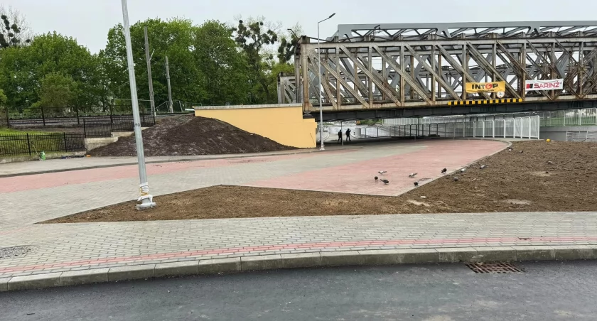 Zasadnicze roboty budowlane, jeśli chodzi o przejazd pod mostem kolejowym, są już ukończone, ale została wykończeniówka typu: obsypanie humusem, obsianie trawą, ustawienie oznakowania i pomalowanie linii. / FOT. FB W. Bakun
