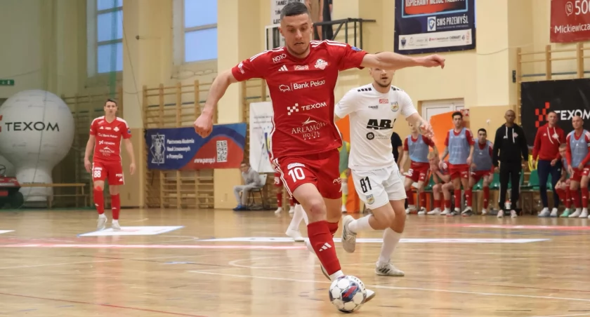 Mateusz Wanat rozegrał dobre zawody. Strzelił bramkę i było to jego 11. trafienie w sezonie. Został najlepszych strzelecem Eurobusu w zakończonej kampanii. Fot. Grzegorz Gajdzik