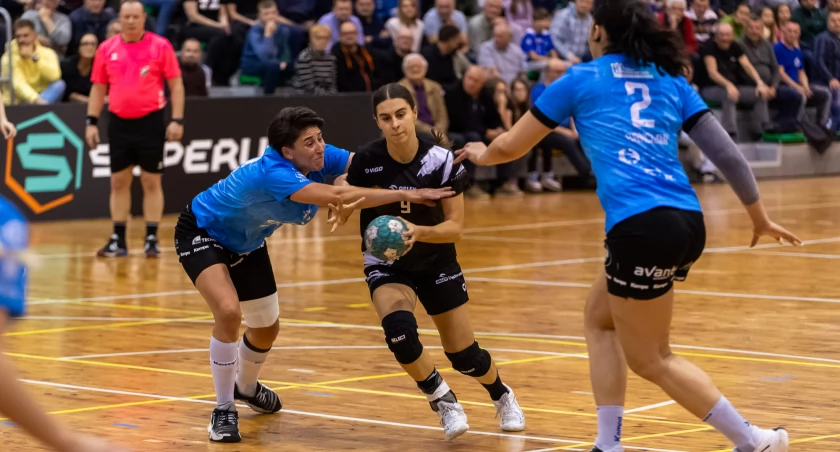 Dla Aleksandry Leśniak (z piłką) mecz z EKS Startem Elbląg był najlepszy w karierze. Fot. ORLEN Superliga Piłki Ręcznej Kobiet