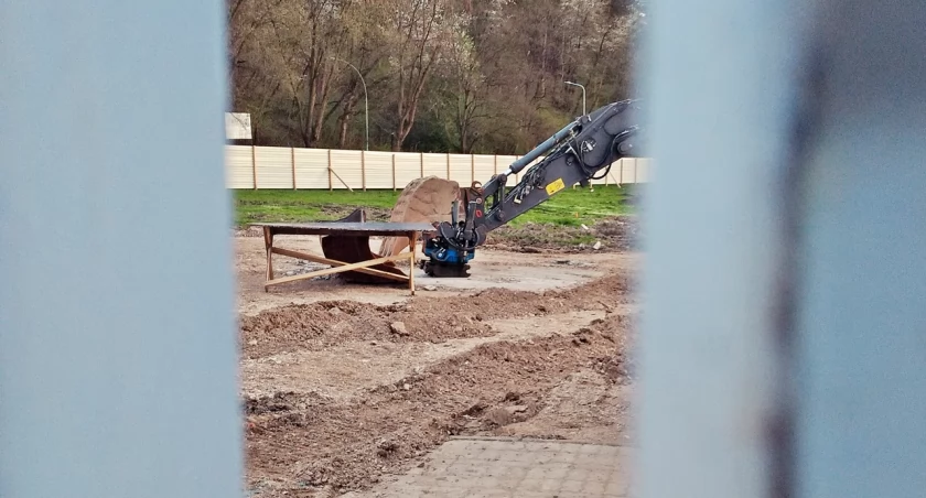 W miejscu, gdzie spoczywa łyżka koparki, stał murek z czerwonej cegły, a w nim zamurowana została kapsuła czasu. Znikła, ale jest bezpieczna. Fot. Mariusz Godos