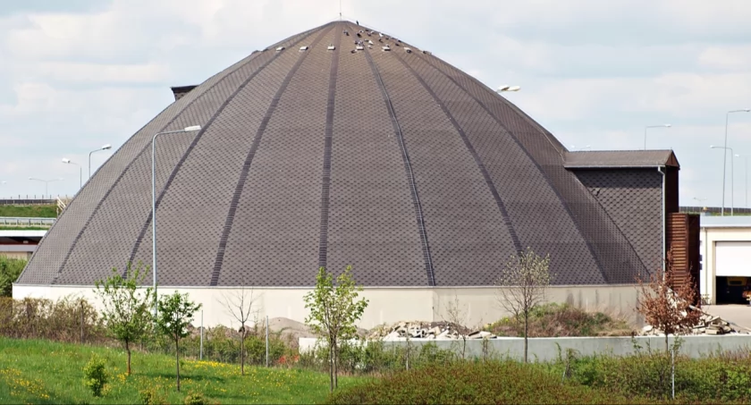 Jeden z obiektów można spotkać, wjeżdżając na autostradę A4 na granicy Zadąbrowia i Skołoszowa. Pracownicy GDDKiA nazywają go „igloo”, a prawdziwa nazwa to kopuła Fitzpatricka. Fot. Mariusz Godos