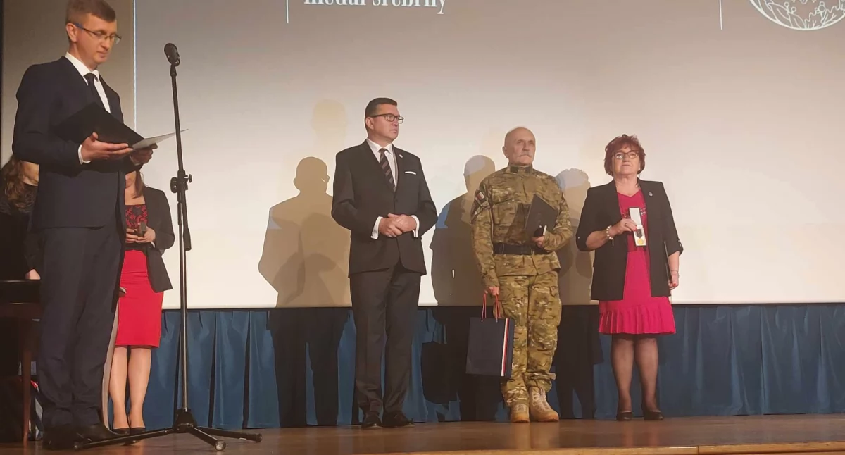 Medal „Reipublicae Mamoriae Meritum” dzieli się na trzy stopnie: złoty, srebrny i brązowy. Pierwsza z prawej prezes TPPiR Bogusława Pieczyńska. Fot. zbiory własne