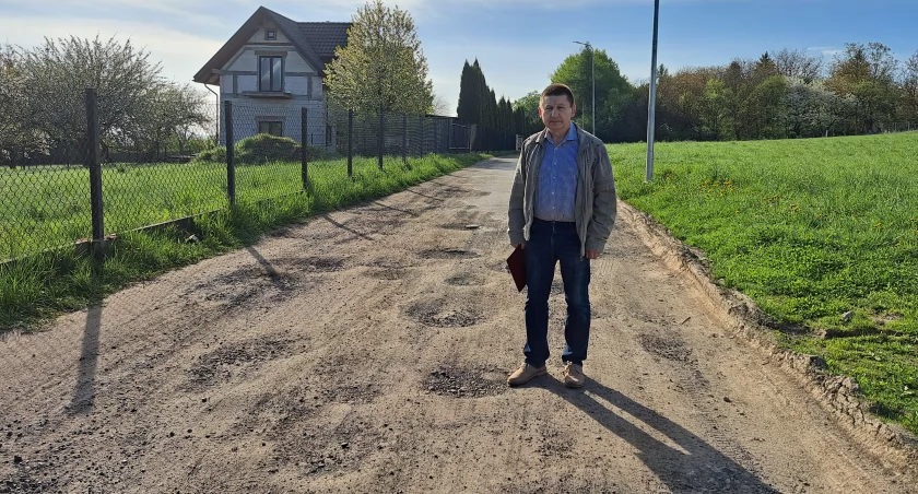 – Ja wiem, że możemy usłyszeć od władz miasta, że na remont Łętowskiej nie ma funduszy, bo taka riposta padała już przy okazji innych ulic w mieście wymagających remontu. Ale mieszkańcy takiej odpowiedzi nie oczekują – mówi prezes Rodzinnego Ogrodu Działkowego „Nadzieja”A. Sało./ FOT. U. Gielo