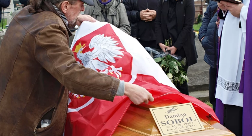 Trumnę Damiana jeden z przemyślan okrył biało-czerwoną... Fot. Mariusz Godos