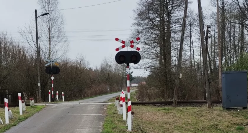 Wyeksploatowane urządzenia sterowania ruchem kolejowym i telekomunikacji zastąpić mają na linii nr 101 Munina – Hrebenne (w Korzenicy w pow. jarosławskim) te nowszej generacji, co przełoży się na zwiększenie bezpieczeństwa kierowców, rowerzystów i podróżnych./ FOT. PLK SA