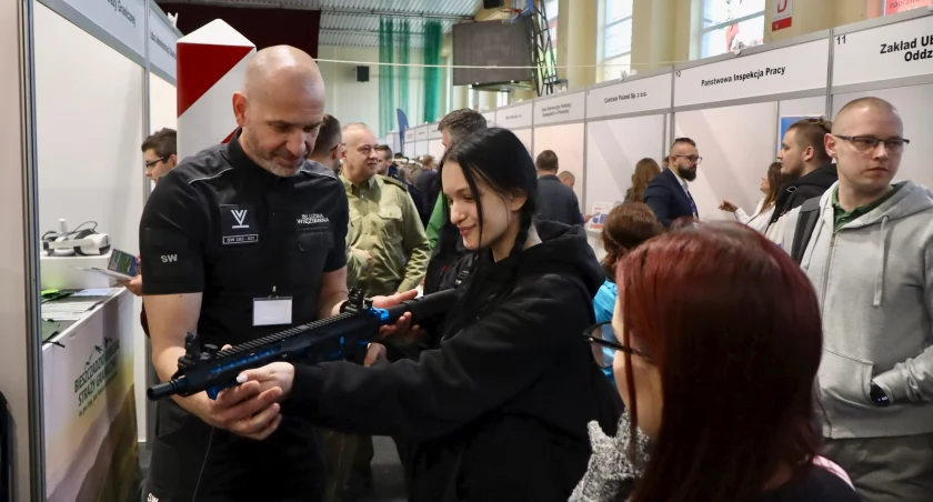 Targi Pracy przyciągnęły wiele młodych osób, które dopiero startują na rynku pracy i chcą poznać jego specyfikę./ FOT. G. Gajdzik