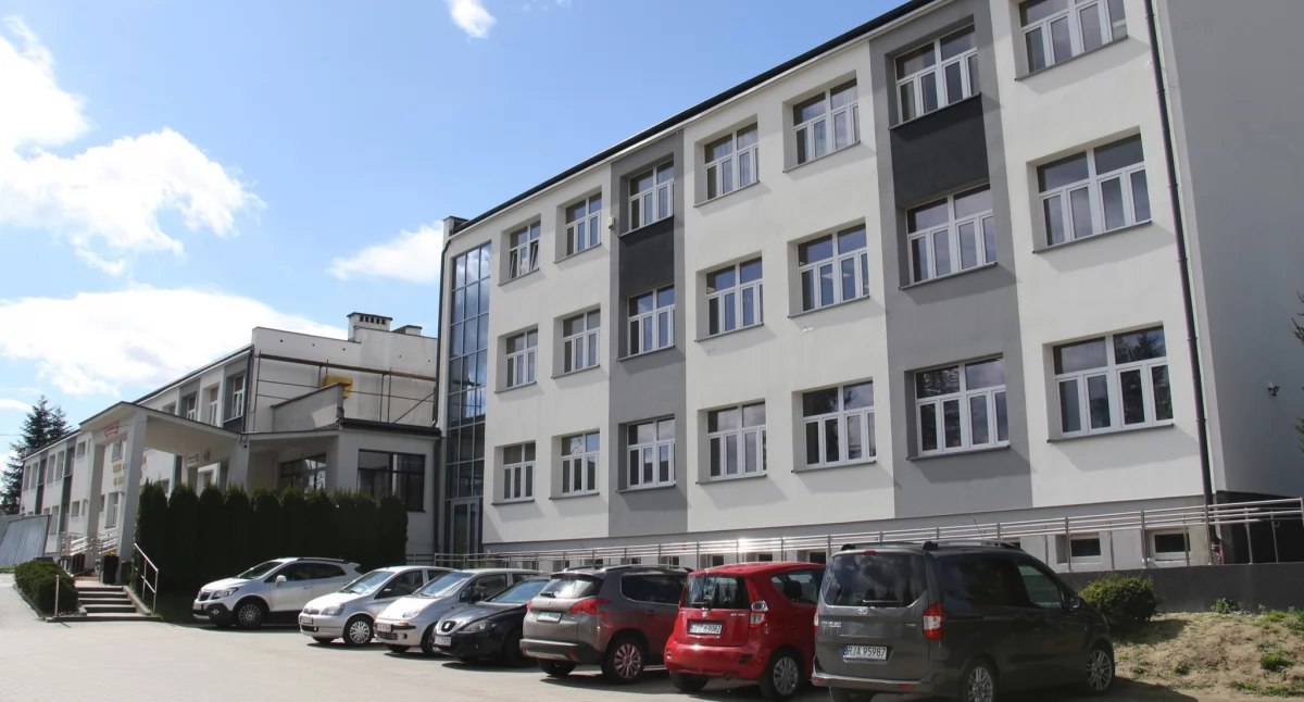 Budynek szkoły zyskał nową elewację./ FOT. UM Jarosław