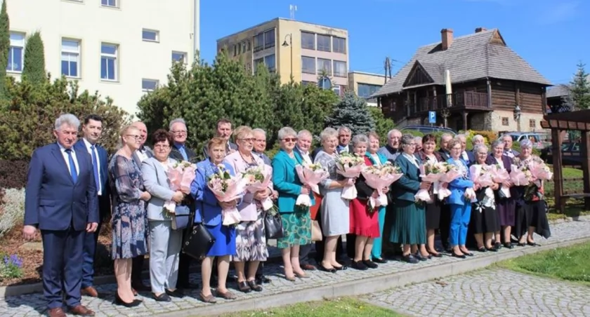 Małżonkowie obchodzący złote jubileusze mieli okazję wspólnie celebrować wyjątkowe chwile./ UMiG Pruchnik