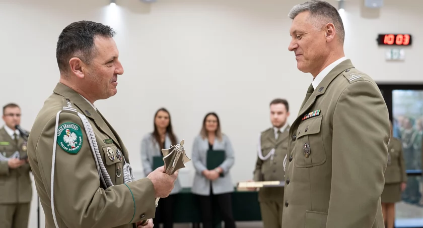 W trakcie uroczystości nowemu zastępcy Komendanta wręczono symboliczny buzdygan jako przechodnią oznakę szarży oficerskiej./ Zdjęcia: BiOSG