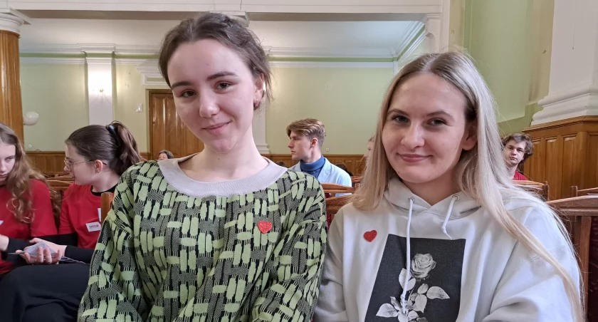 Tegoroczne maturzystki Natalia Hayder (z lewej) i Natalia Celarek w dniu akcji zadeklarowały chęć zostania dawcą. – Nam pobranie krwiotwórczych komórek nie zaszkodzi, a dla kogoś może być wspaniałą szansą, więc dlaczego tego nie zrobić – powiedziały./ FOT. U. Gielo