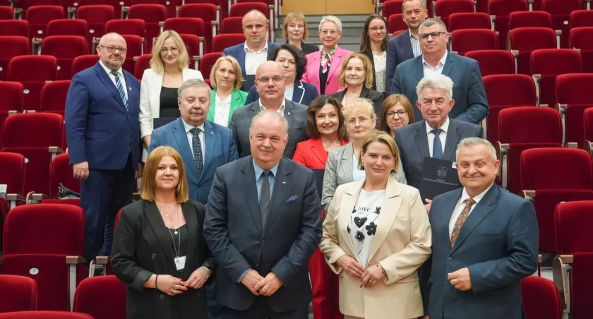 Pierwsze umowy parafowano już z przedstawicielami 10 samorządów./ FOT. UMWP