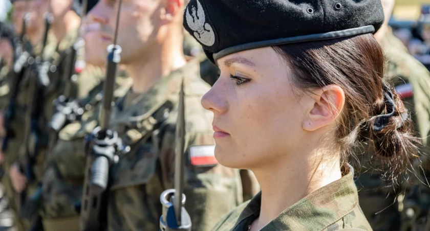 Wśród wypowiadający rotę przysięgi wojskowej były również kobiety. Fot. 1 batalion czołgów Żurawica