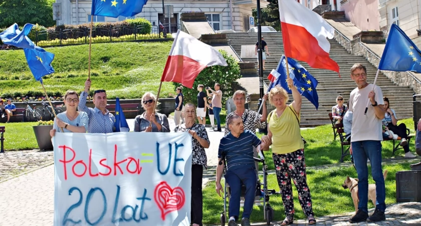 W samo południe odśpiewali hymn Unii Europejskiej „Odę do Radości”, dzierżąc w dłoniach biało-czerwone i unijne flagi. Fot. Mariusz Godos