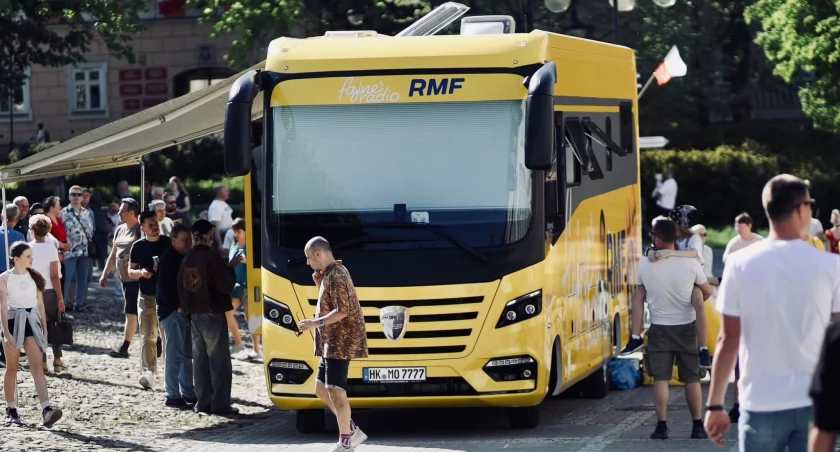Fajny żółty kamper RMF na przemyskim Rynku. Fot. Grzegorz Gajdzik