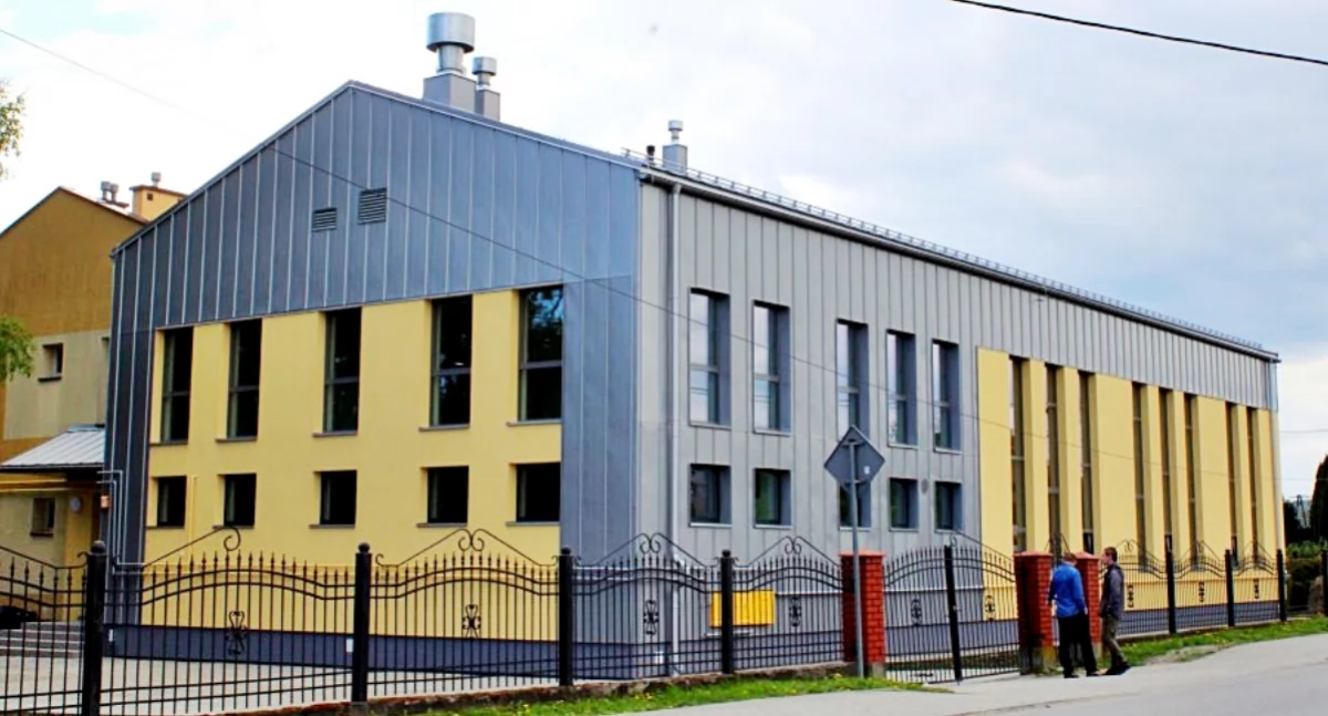 Sala sportowa przy Szkole Podstawowej w Buszkowicach prezentuje się bardzo okazale. Fot. UG Żurawica
