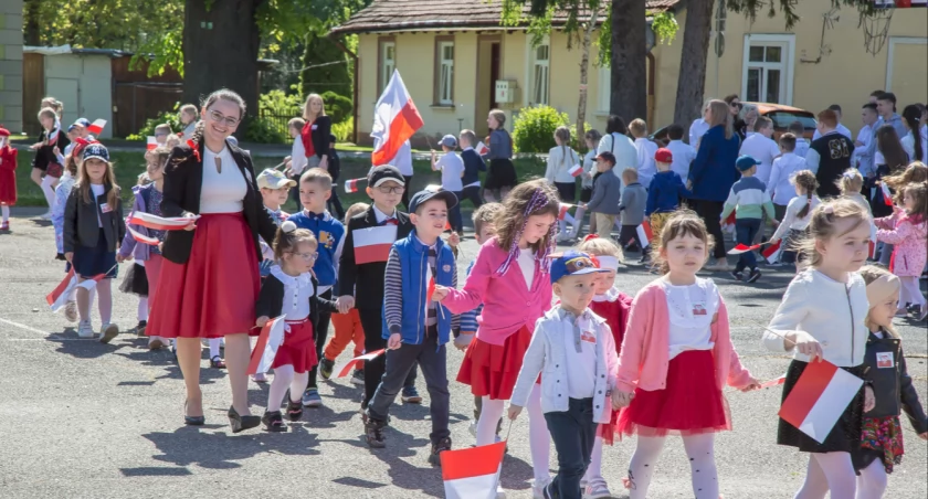 Młodzi radymnianie biało-czerwone święto 2 maja uhonorowali tuż przed startem długiego weekendu – tańcząc biało-czerwonego poloneza. FOT. UM Radymno