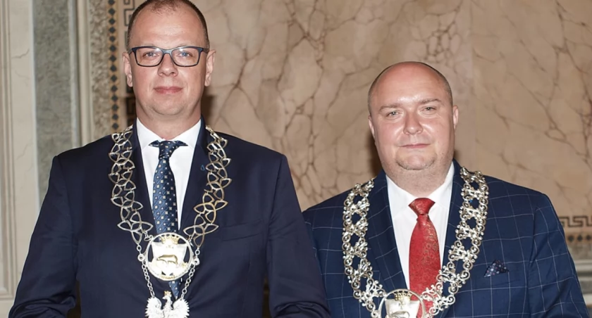 Prezydent Wojciech Bakun został zaprzysiężony, radny Marcin Kowalski (z prawej) został nowym przewodniczącym Rady Miejskiej w Przemyślu. Fot. Mariusz Godos